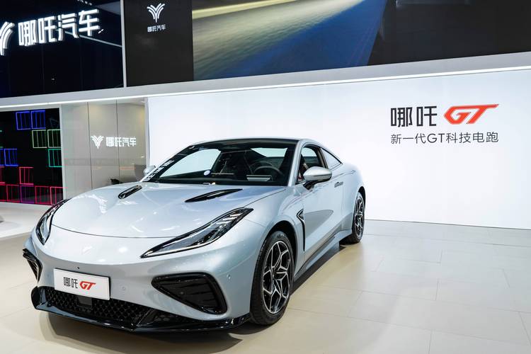 东莞195哪吒汽车在智能汽车领域的表现，领途汽车在新能源汽车市场中的影响力